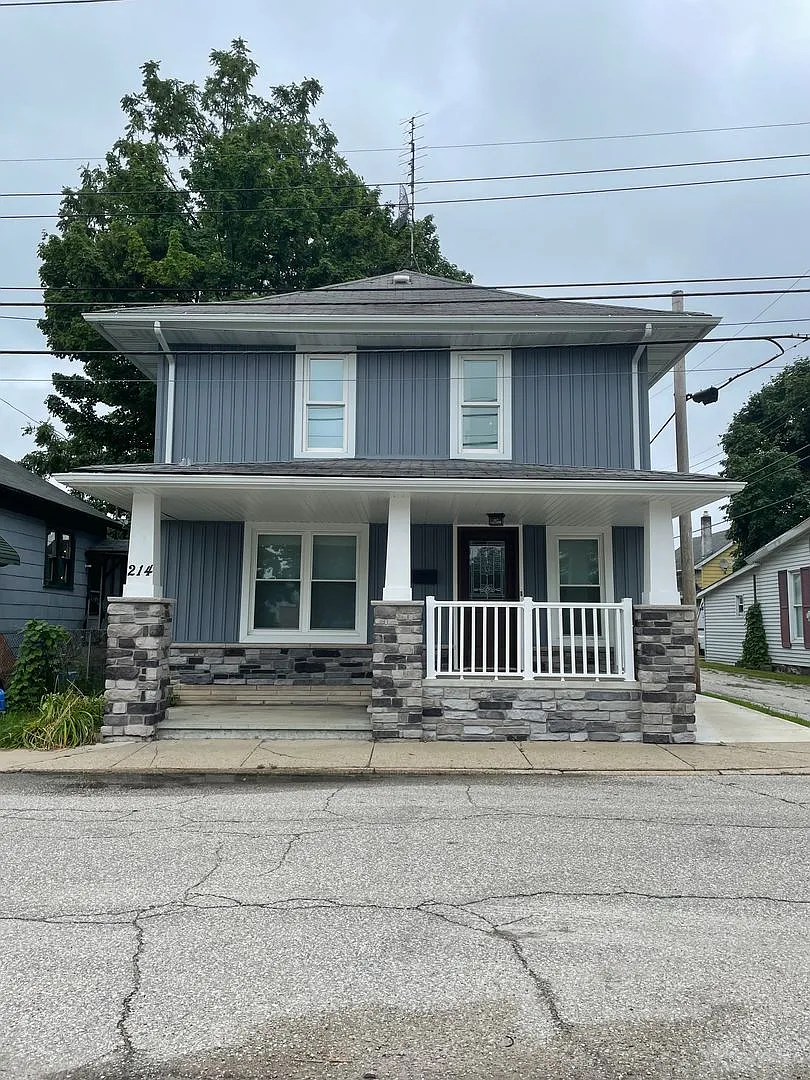 4 Bedroom Home Near Downtown Goshen — Photo 1