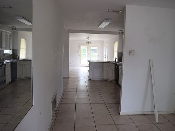 4th image of 402 S Wanda Dr