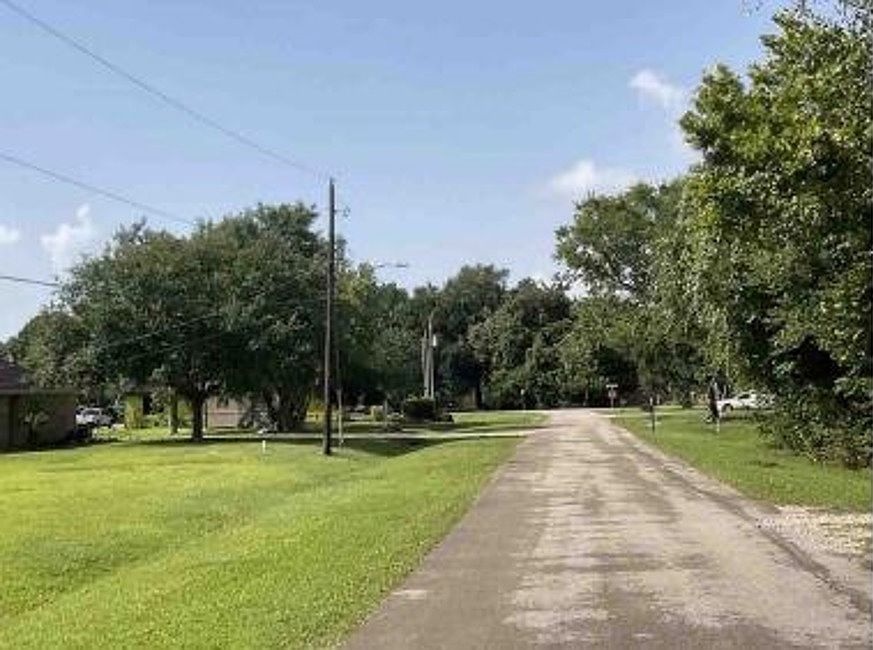 Exterior Neighborhood (street photo)