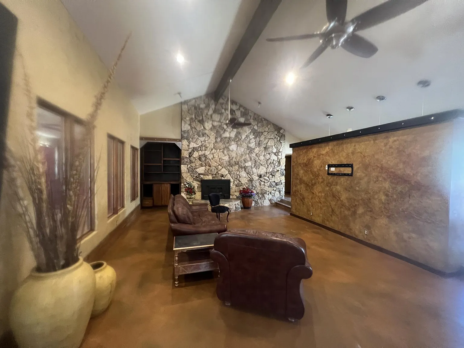 3 bed, 2809 sqft, $2,950 — Photo 2