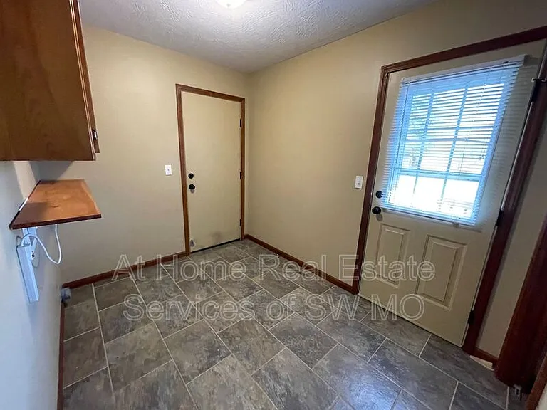 201 W Sally Ln — Photo 5