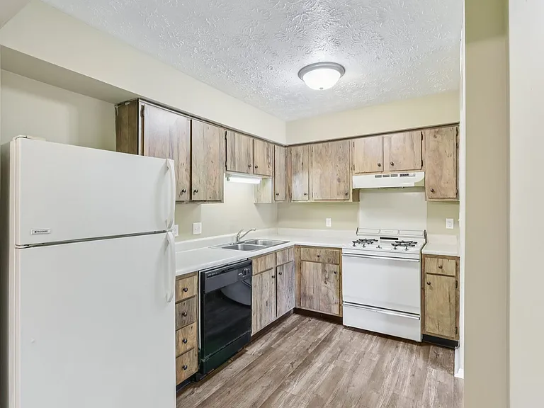 410 - WINDING BROOK APARTMENTS — Photo 5