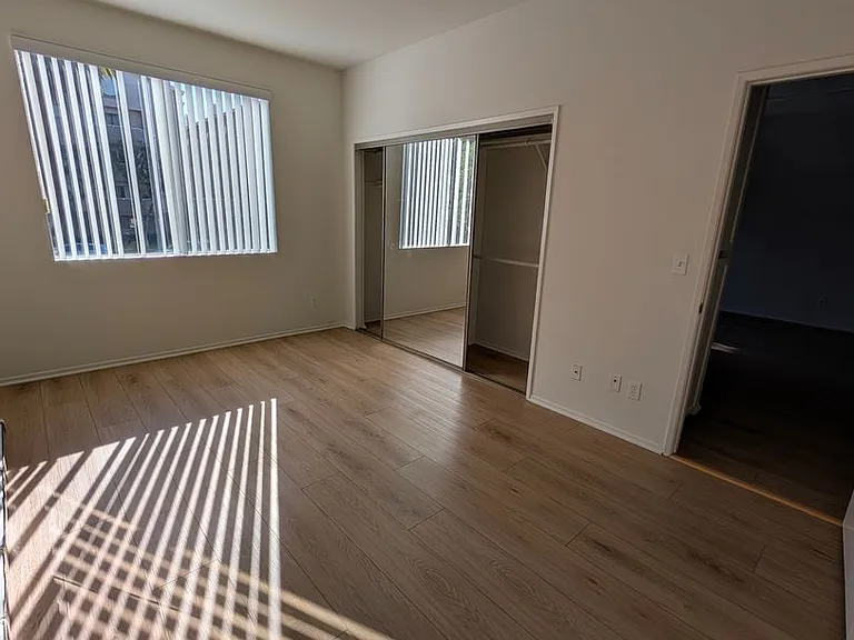 Manhattan Apartments — Photo 19