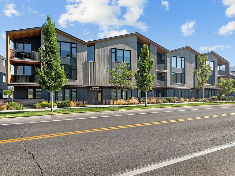 Range Apartments — Photo 30
