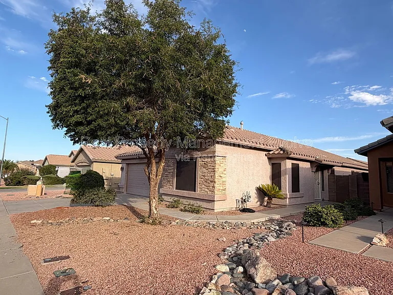 15847 W Saguaro Ln — Photo 2