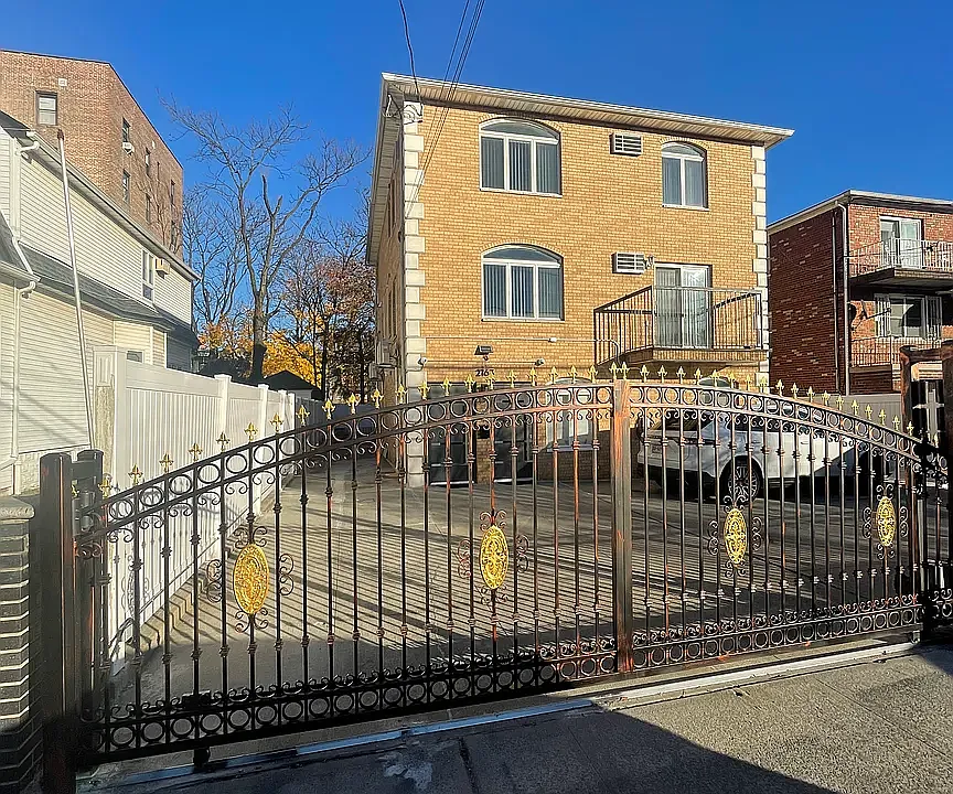 2163 E 17th St #2