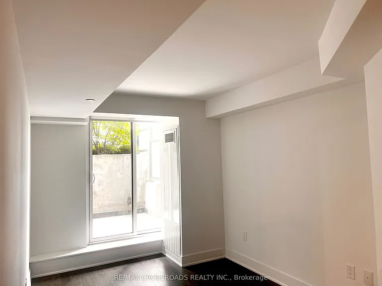 955 Bay St #914 — Photo 2