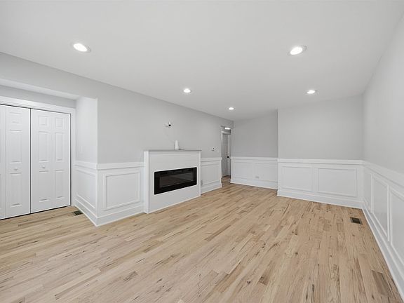 4th image of 1749 W 75th Pl