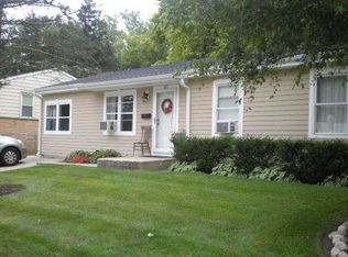 225 Rivers View Dr, Carpentersville, IL 60110