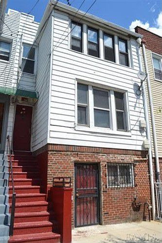 1st image of 911 E 213th St