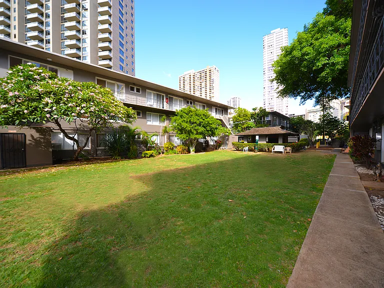 Moana Vista Apartments exterior building and yard