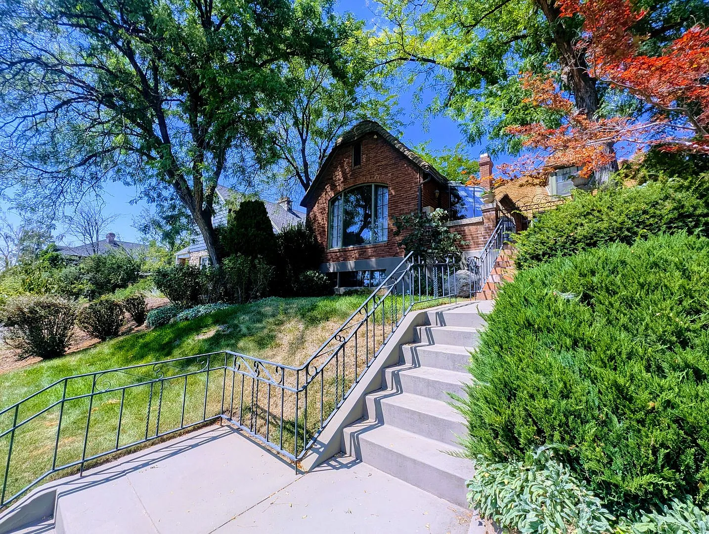 Stunning Preserved Historic Home with a POOL!! — Photo 2