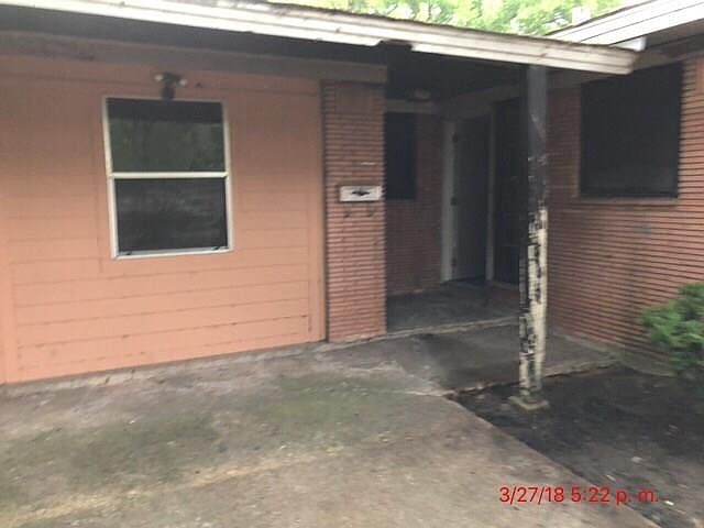 1st image of 2115 Oaks Dr