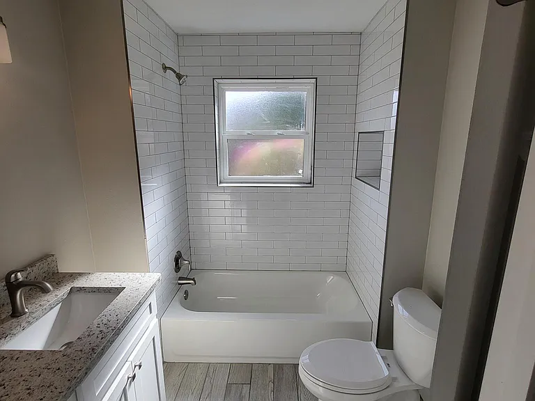 144 N Park Ave — Photo 8