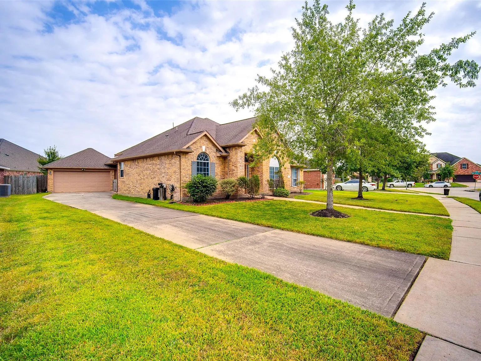 3 bed, 2.0 bath, 2410 sqft, $2,250 — Photo 4
