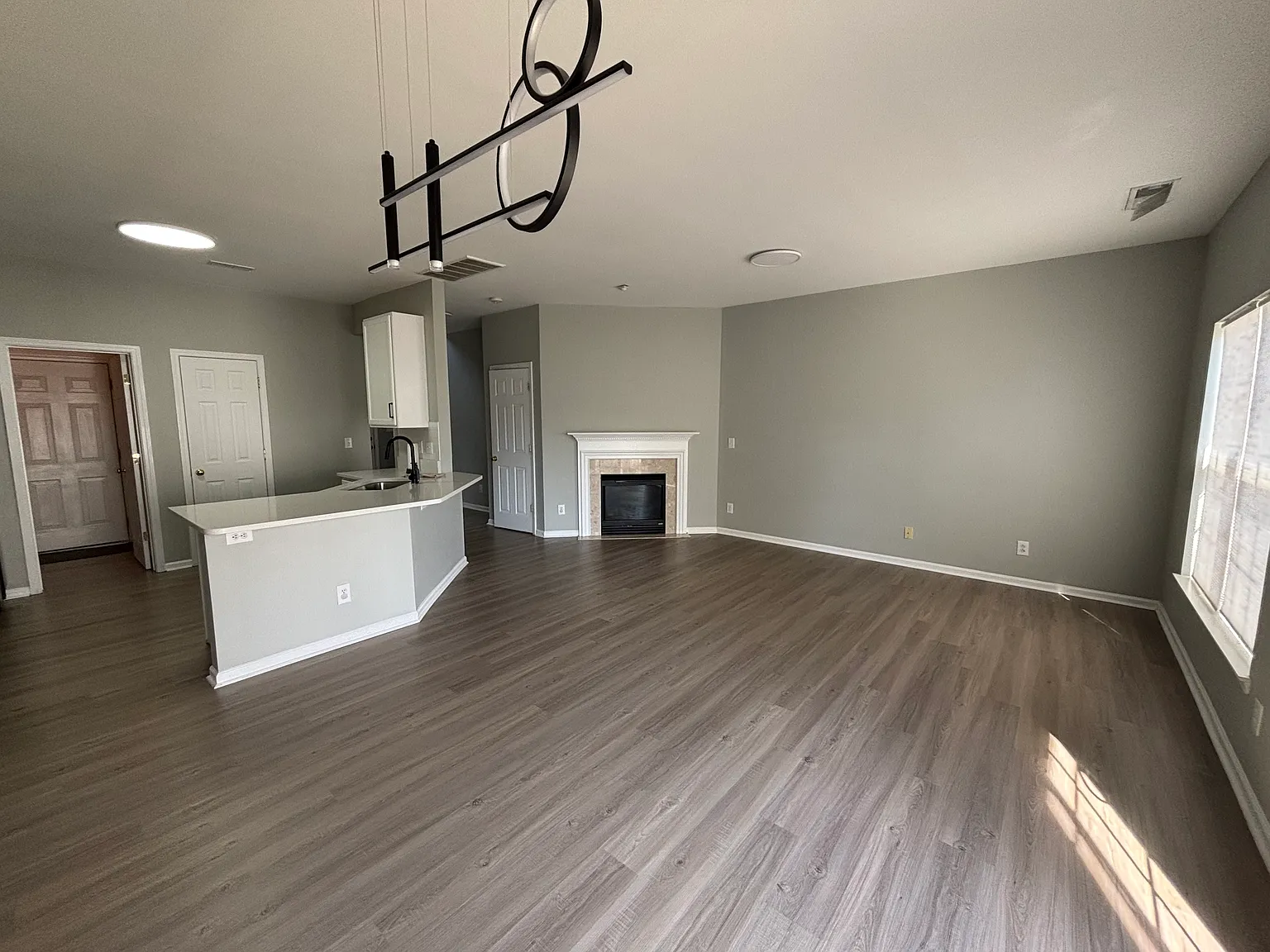 2 bed, 2.5 bath, 1400 sqft, $1,850 — Photo 2