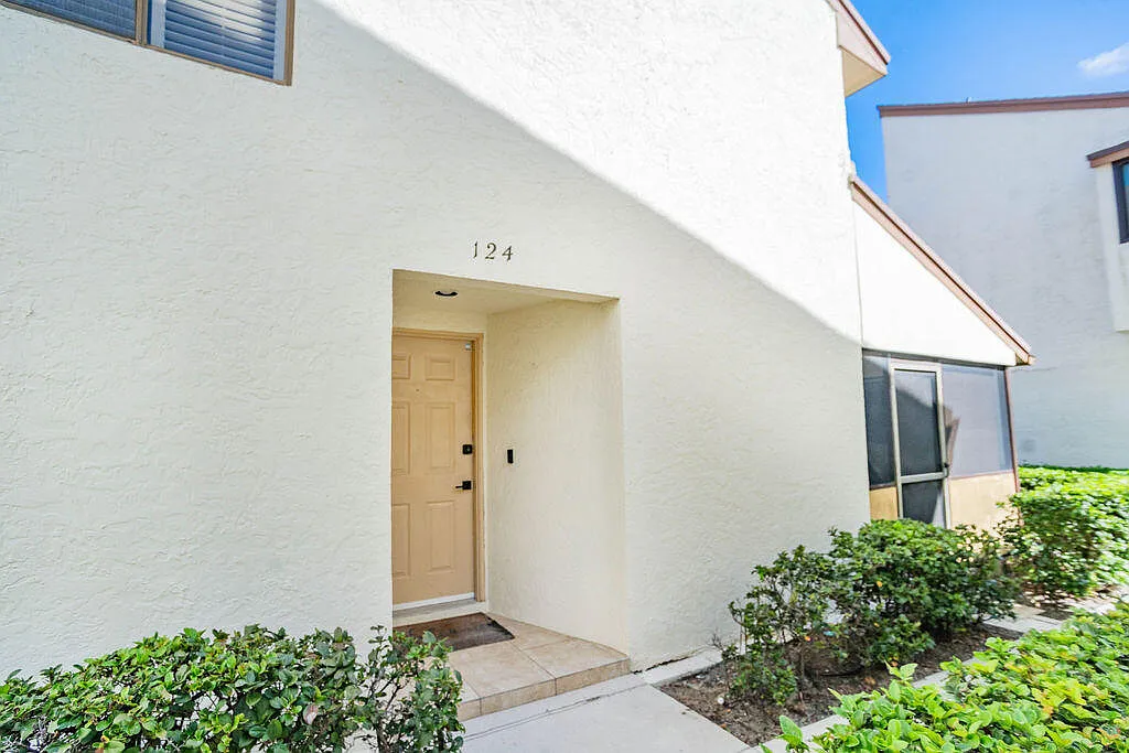 2 bed, 2.5 bath, 1250 sqft, $2,200 — Photo 2