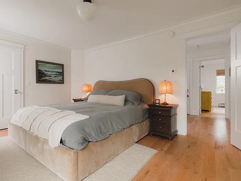 Primary bedroom w/ walk-in closet