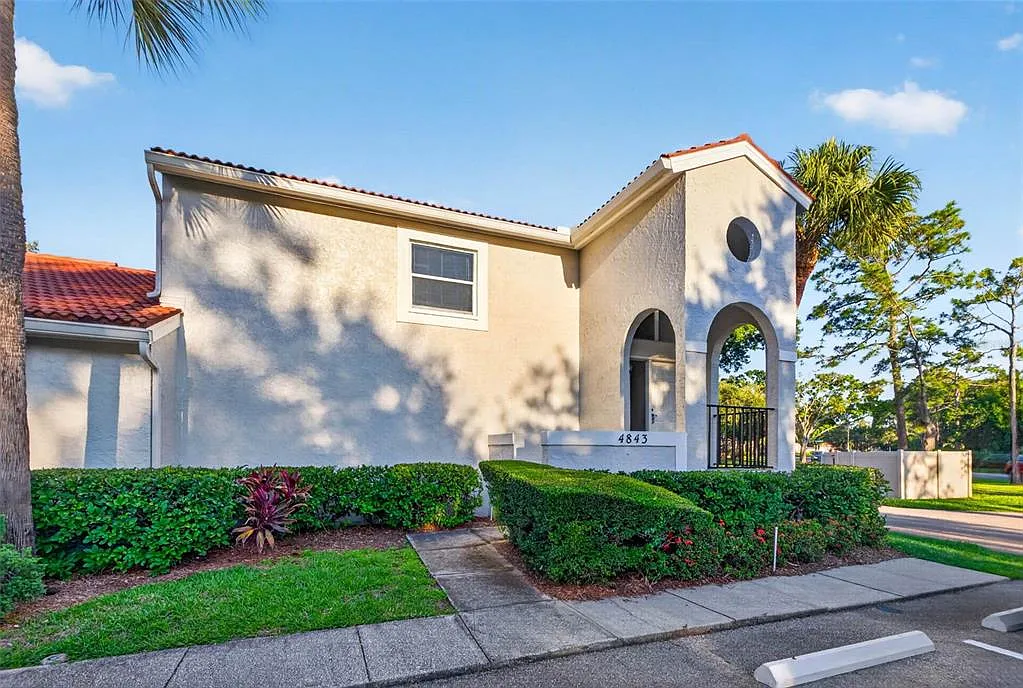 2 bed, 2.5 bath, 1210 sqft, $3,000 — Photo 1