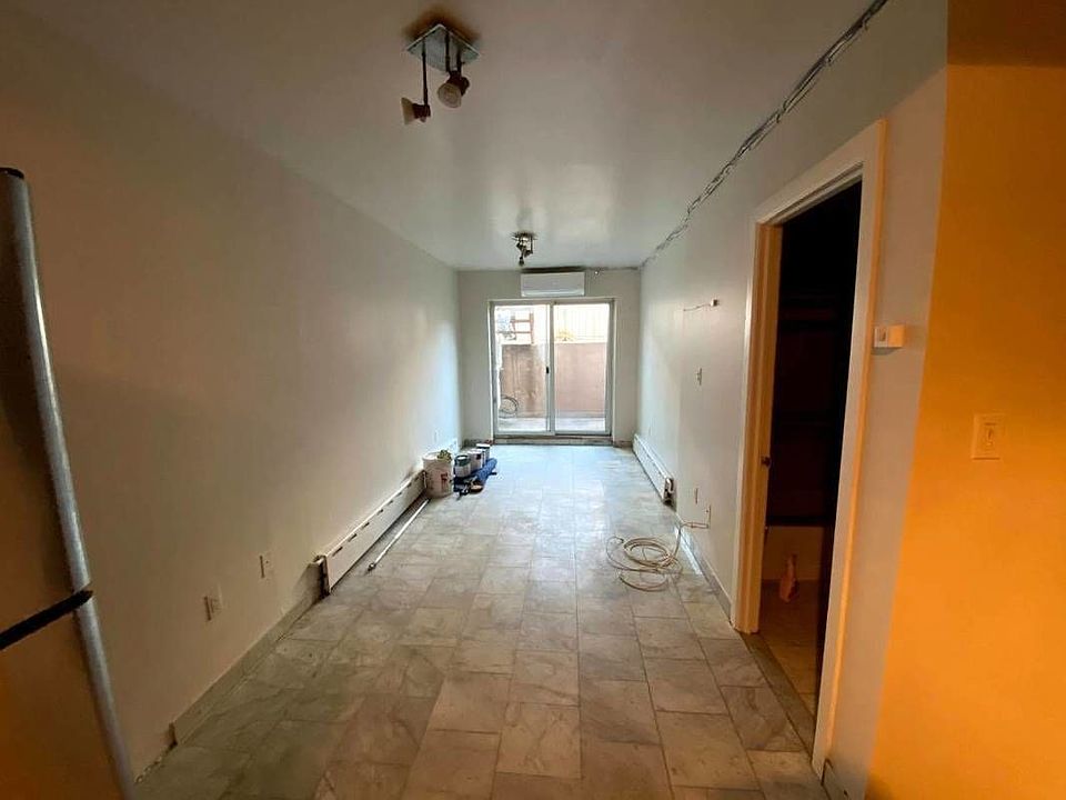 1st image of 2512 43rd St APT 1R
