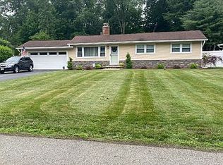 5 Stoneybrook Ln, Oak Ridge, NJ 07438