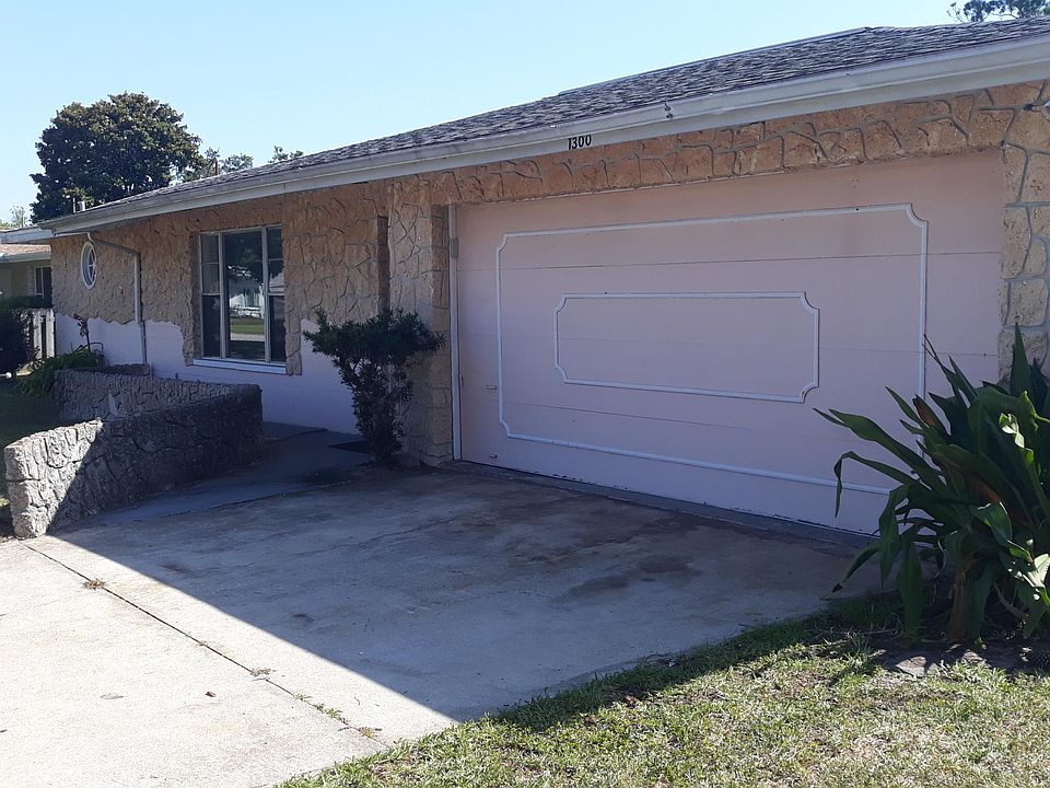 1st image of 1300 Golfview Dr