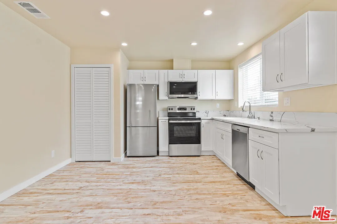 3 bed, 2.0 bath, 854 sqft, $2,998 — Photo 4