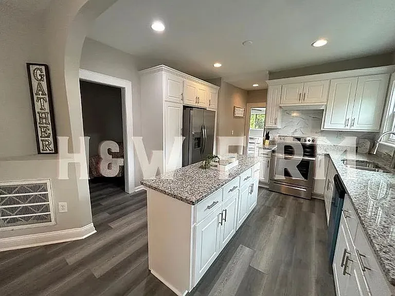 404 Formosa Ave — Photo 5