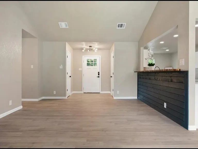 205 Sioux Trl — Photo 2