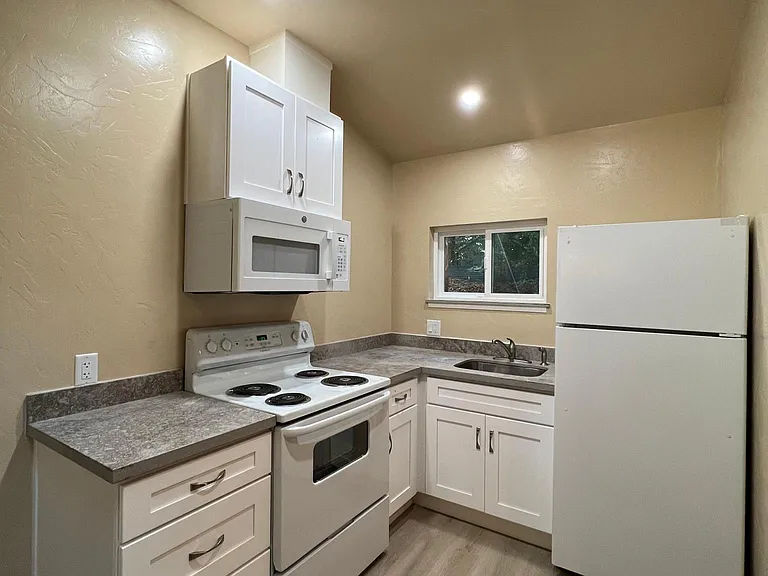 14552 Canyon One Rd #B — Photo 3