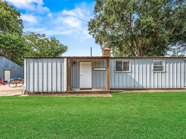 1402 County Road 243, Bay City, TX 77414