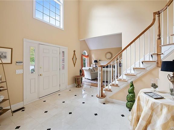 3rd image of 21 Carlton Dr