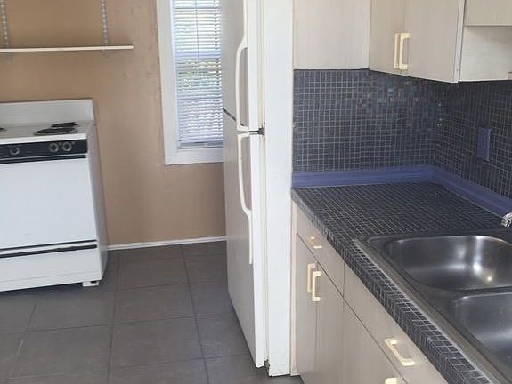 4th image of 360 NE 174th St #1