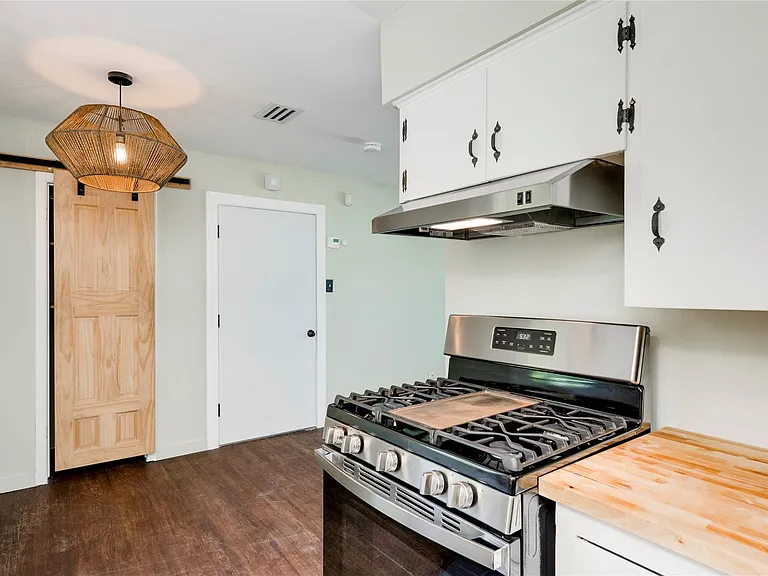 1707 Overhill Dr — Photo 10
