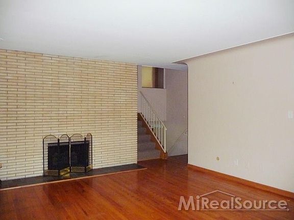 4th image of 29455 Geraldine Dr