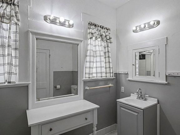 3rd image of 1044 W Mistletoe Ave APT 4