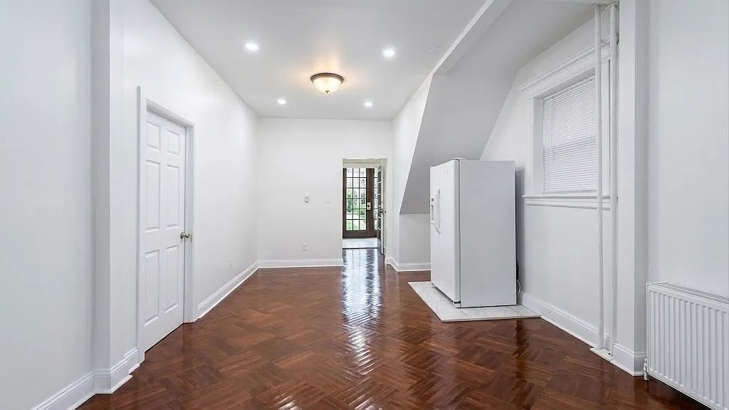 5 bed, 3062 sqft, $700 — Photo 1