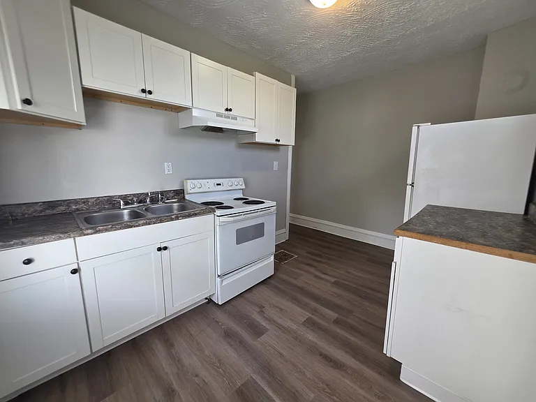 826 Leona Ave — Photo 2