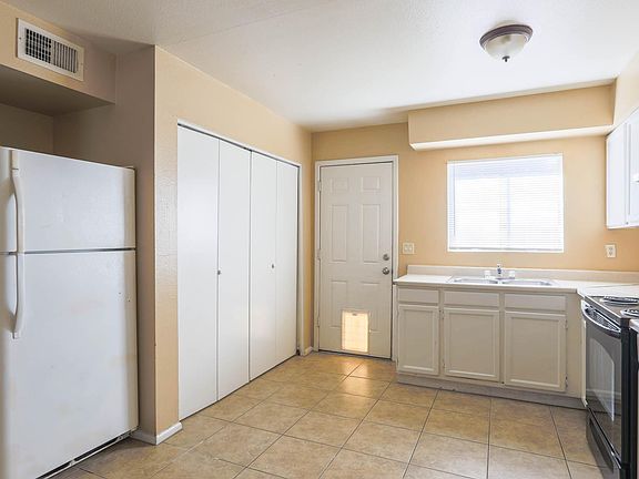 5th image of 527 S Olive APT 3