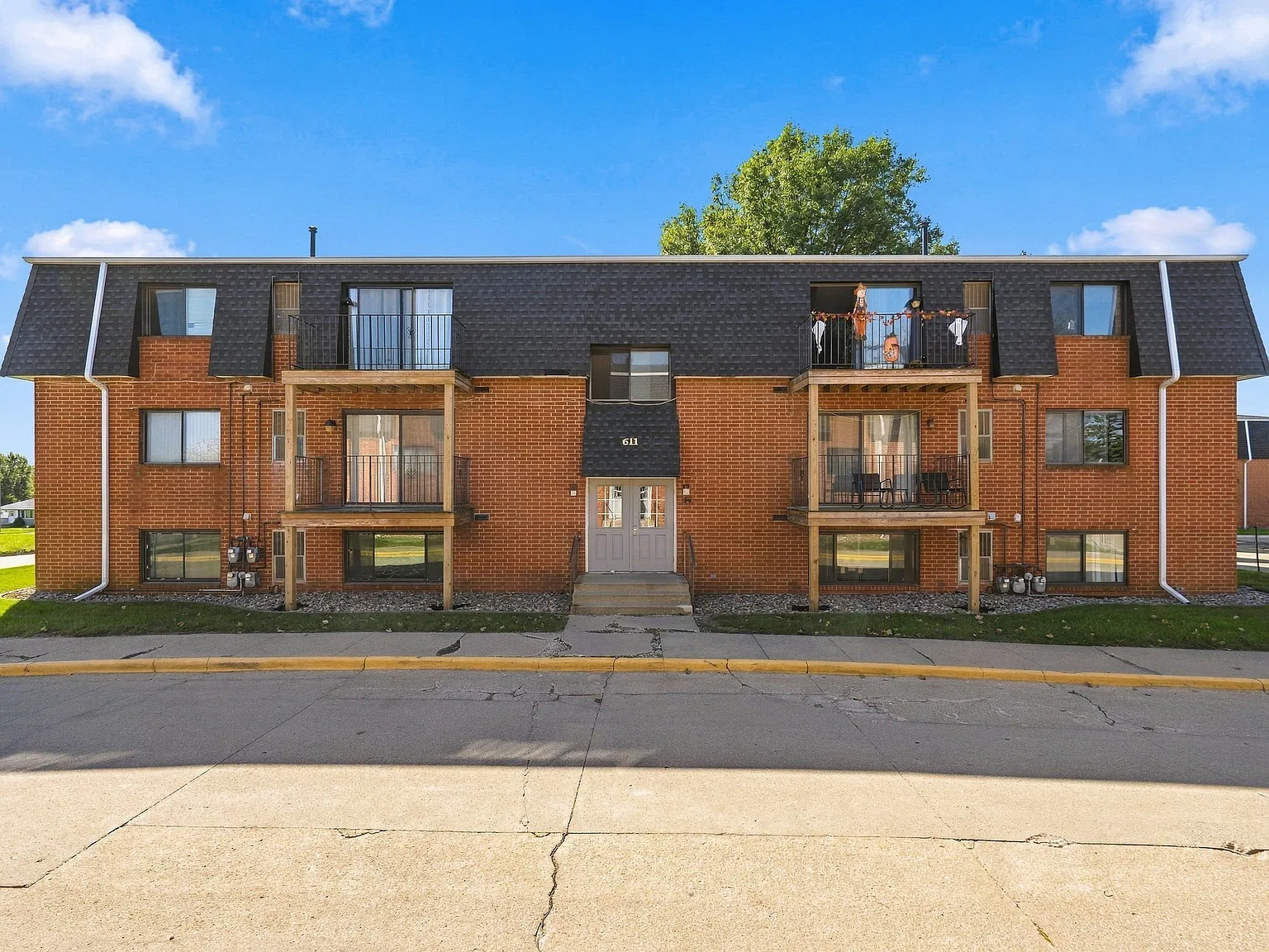 2 bed, 1.5 bath, 915 sqft, $915 — Photo 1