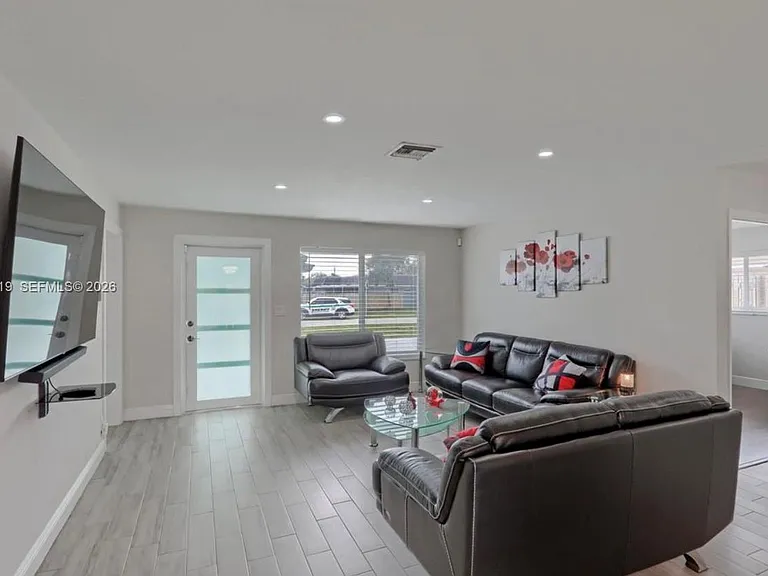 876 Gardenia Dr — Photo 5