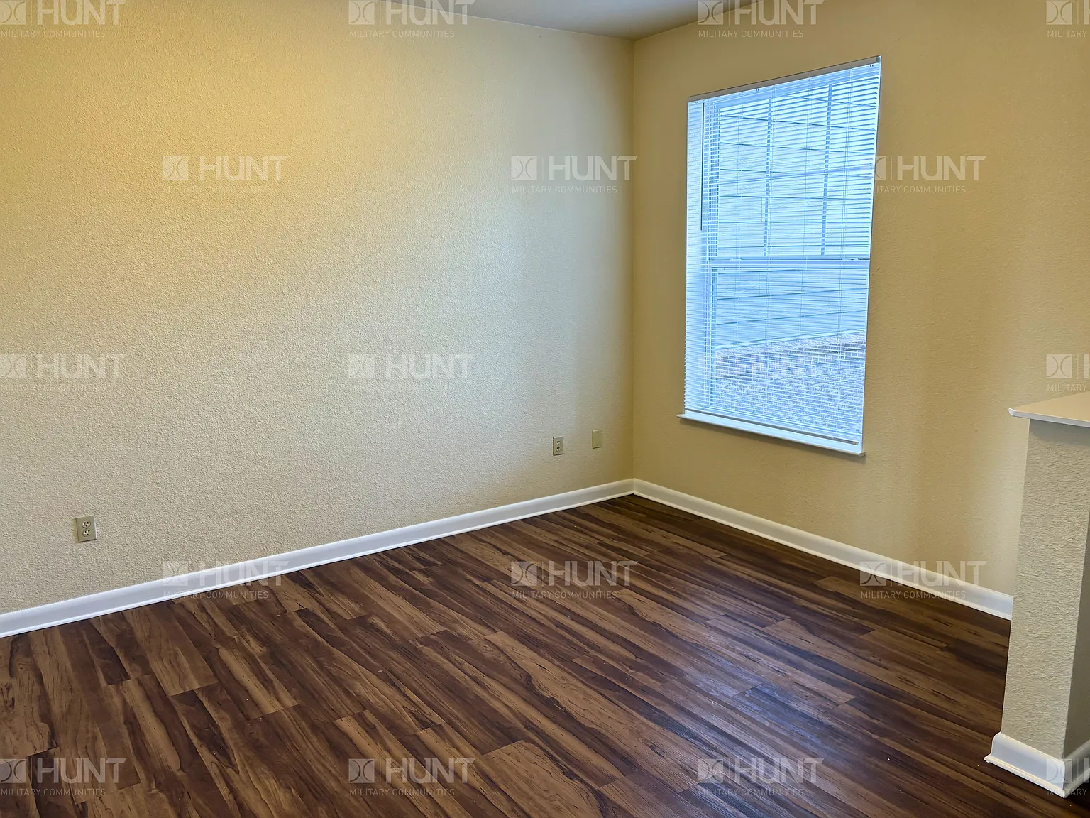 3 bed, 2.5 bath, 1663 sqft, $2,556 — Photo 2