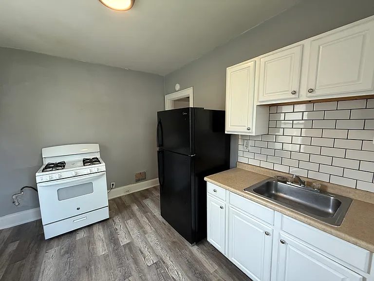 2748 Harris Ave #4 — Photo 9