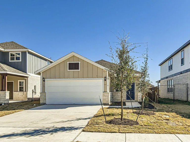 140 Bennington Dr — Photo 3
