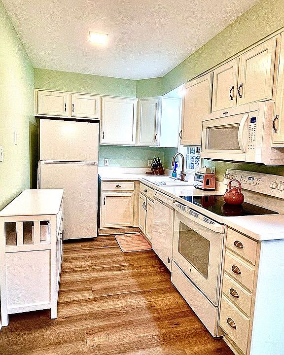 2nd image of 2410 Pine Ave