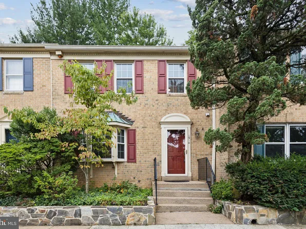 1914 Autumn Chase Ct, Falls Church, VA 22043