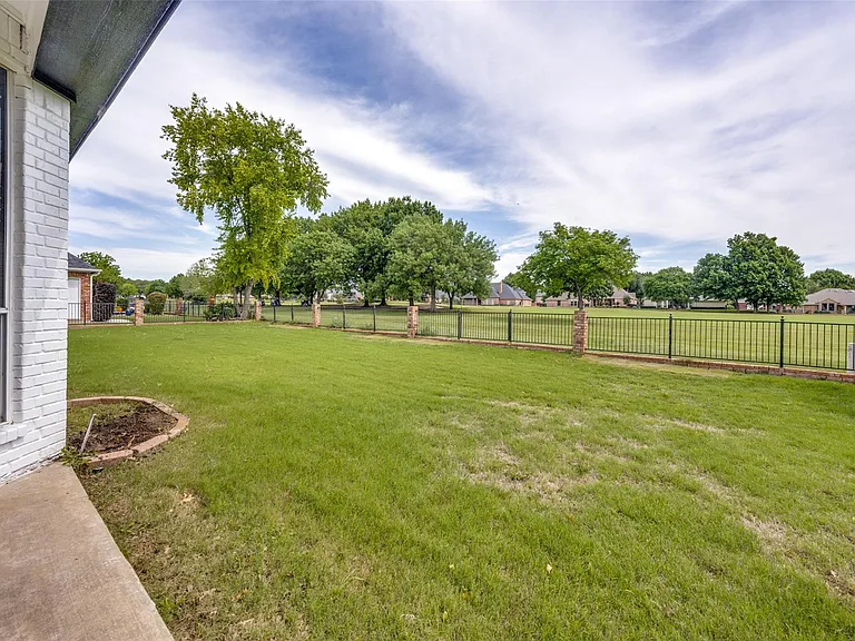 818 Riviera Dr — Photo 15