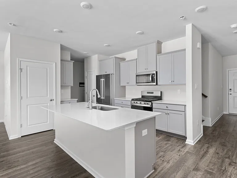 44 Marion Ave — Photo 8