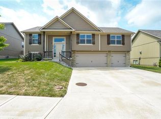2010 NW Hedgewood Dr, Grain Valley, MO 64029