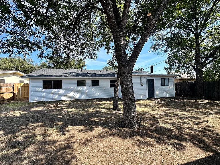 233 Robin Hood Trl — Photo 21